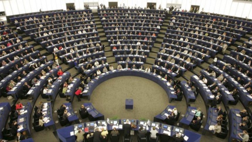 Евродепутатите също така приеха поправка, в която се казва, че най-много ще се спести, ако се установи само едно седалище на Европейския парламент.