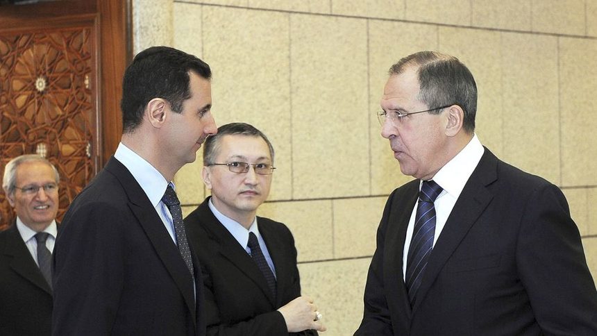 Външният министър на Русия Сергей Лавров (вдясно) бе един от малкото високопоставени чуждестранни представители, които посетиха Башар ал Асад след началото на сирийската криза