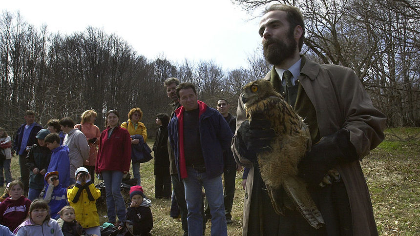 Тома Белев при освобождаване на лекувани диви птици в парка преди няколко години