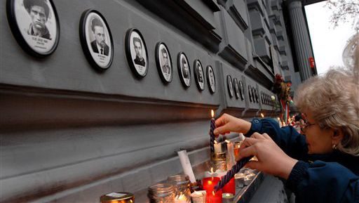 Унгарци палят свещи в памет на свои близки, жертви на комунистическия режим