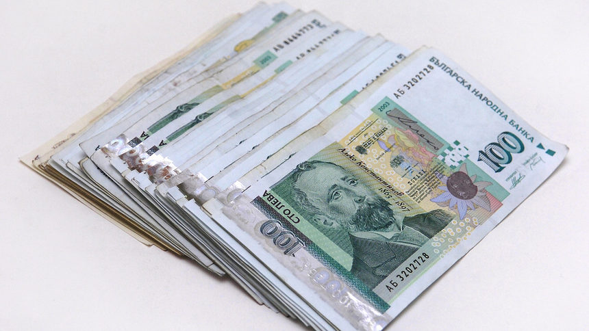 Менда Стоянова призова държавата да търси заем за плащането на външния дълг