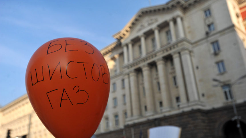 След протести правителството отказа на американската компания да проучва за наличието на шистов газ с метода хидравлично разбиване. През тази година компанията планира да започне сондажи за газ в Румъния.