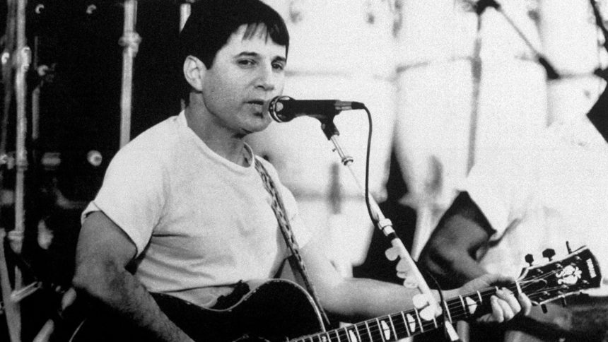 Пол Саймън по време на турнето си в Южна Африка през 1987 г. по време на апартейда. Тогава на сцената заедно с него са още 25 местни музиканти. Събитията тогава са в основата на документалния филм