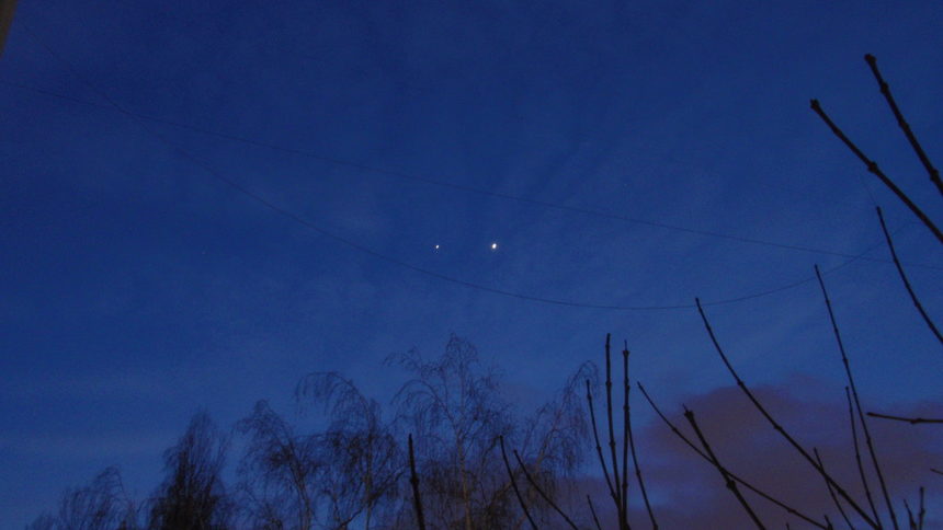 Съединението на Венера и Юпитер през 2012 г., заснето от читател на "Дневник"
