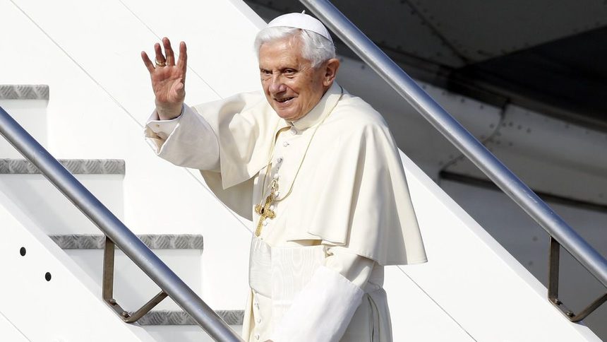 Папа Бенедикт Шестнайсети маха с ръка на журналисти при заминаването си за Мексико и Куба