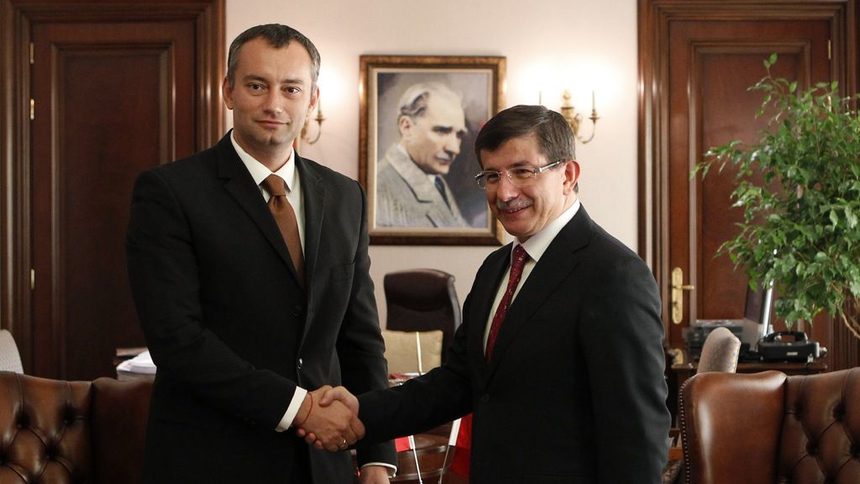 След срещата министърът на външните работи на Турция Ахмет Давутоглу ще даде официален обяд за ръководителите на делегации