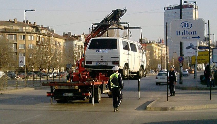 Дали КАТ се самонаказва, или само правят показно?<br />
<br />
В една миниакция на КАТ в района на НДК паяк вдига бус на полицията. Дали се е повредил буса и го карат към сервиза или просто служителите на реда си вършат работата - никой не знае...