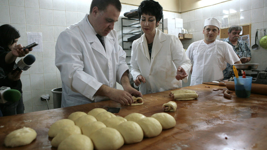 Замесвайки хляб за Деня на хлебаря във фурна в кв. "Свобода" в София преди 2 години, Найденов показа, че знае как става това.
