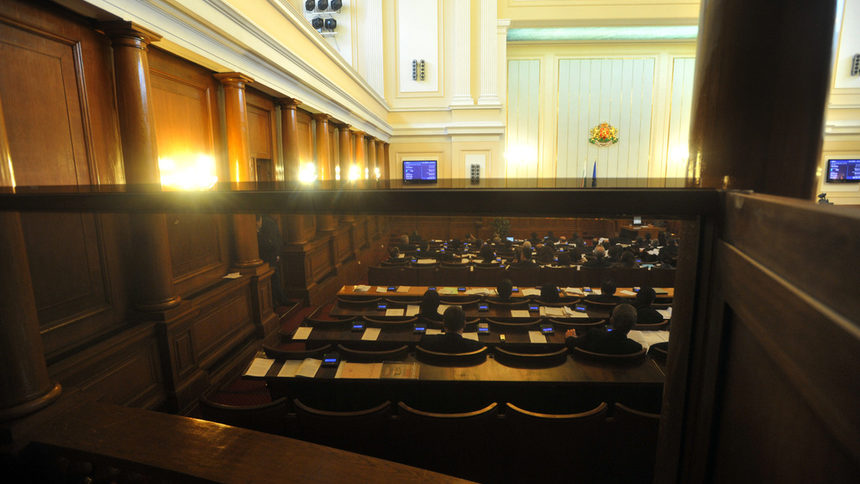 Депутатите влизат в спор за промените на правилата за използване на сила и оръжие от полицаите