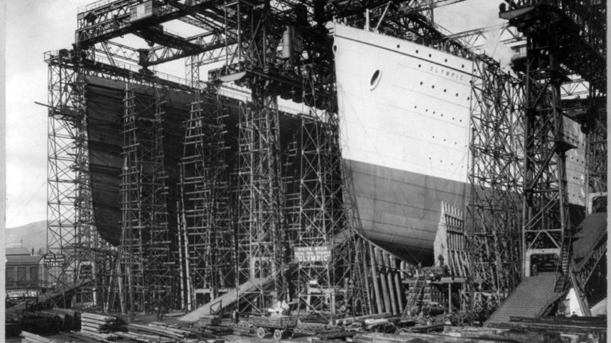 "Титаник" (вляво) и неговият близнак "Олимпик" в доковете на Белфаст преди малко повече от 100 години.