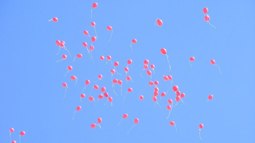 Денят на хемофилията през 2012 г. бе отбелязан във Варна с пускането на 100 червени балона във въздуха - колкото са засегнатите от болестта деца у нас.<br />
<br />
Източник: Българска асоциация по хемофилия