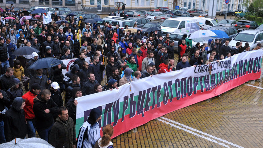 Студенти и преподаватели от НСА протестираха срещу опитите за застрояване на водната база в Несебър.