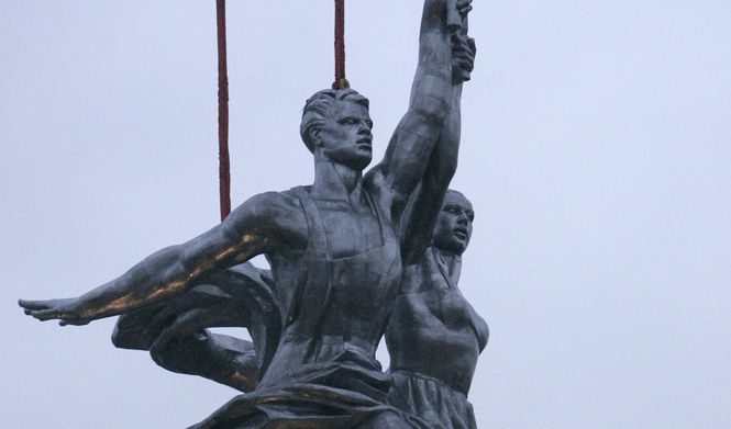 "Мир. Труд. Олигарх." - 95% от руснаците работят за милиардери