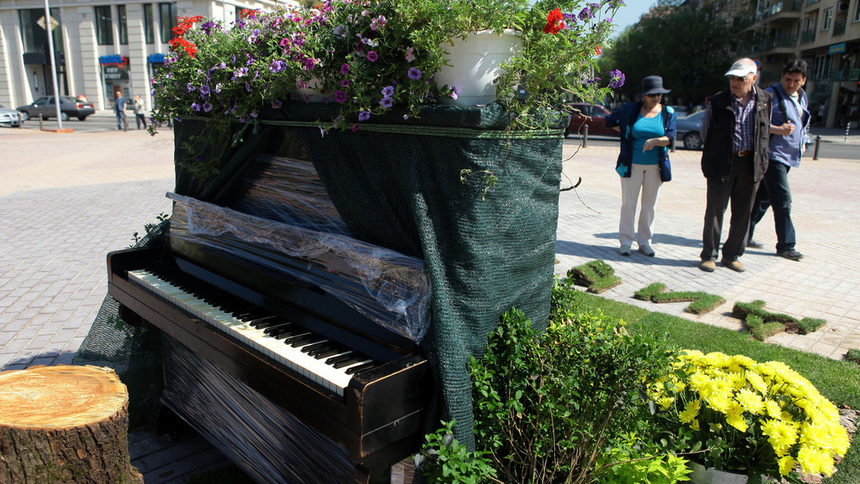 Пианото, разположено на входа на Южния парк откъм бул. "Витоша"