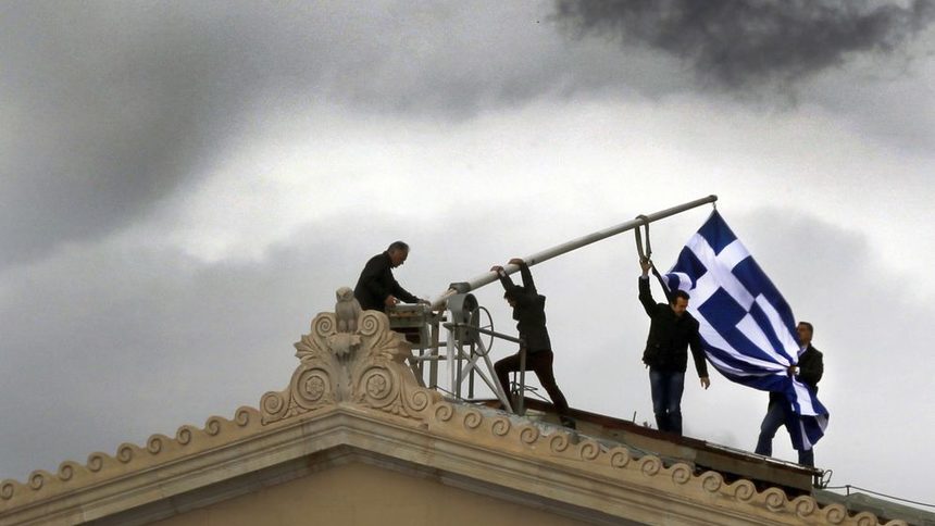 Според "Шпигел" решението за одобрения миналия месец пореден транш от 5.8 млрд. евро за Атина е било взето от политически подбуди.