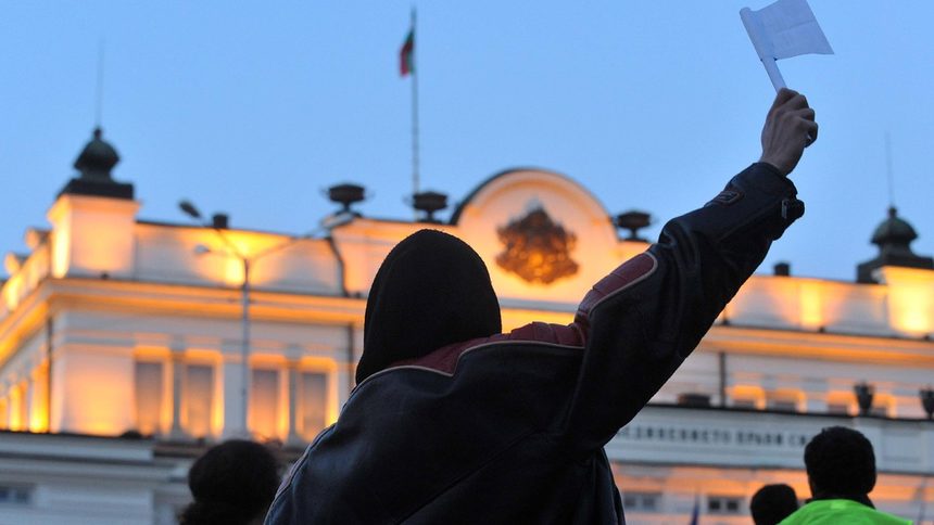 При едно от последните шествия срещу законопроекта, популярен като "поправките Витоша ски" активистите дойдоха пред парламента със символични картонени брадви