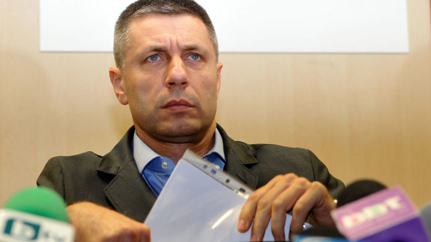 "Г-н Лазаров да докаже, че съм продал мача с Германия. Ако не може, нека да си подаде оставката. Шепата негодници, които визира, че го критикуват, вероятно сме ние тук, както и онези 5000, подписали петицията с искания за оставка", заяви Радостин Стойчев