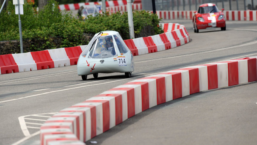 Автомобилът на ТУ-София на състезателното трасе
