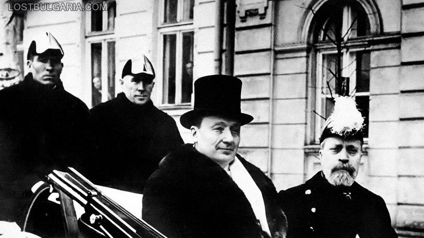 България поддържа неутралитет и отказва да се присъедини към Тристранния пакт на два пъти през 1940 г. Началникът на канцеларията на Цар Борис Павел Груев (вдясно) и американският посланик Джордж Ърл III, София 1940 г.