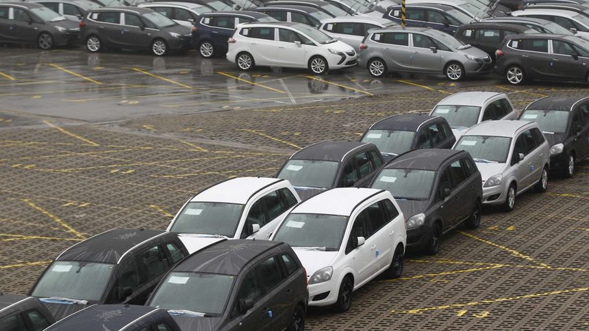 Автомобили от най-новите две генерации на "Опел Зафира" на площадка край завода в Бохум