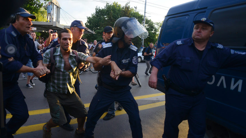 Полицай, посегнал на протестиращ, ще бъде уволнен, заяви премиерът