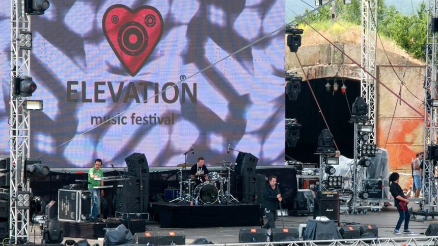 Gravity Co по време на изпълнението им на основната сцена на Elevation 2012