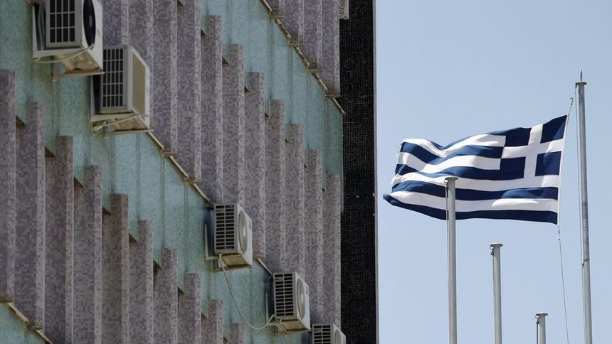 Гърция е обещала да наема само по един държавен служител за всеки петима, които са напуснали.