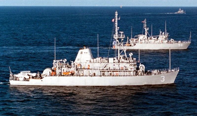 Миночистачът Sentry (на преден план) е единият от четирите, които ще подсилят Петия американски флот в следващите 7 месеца.