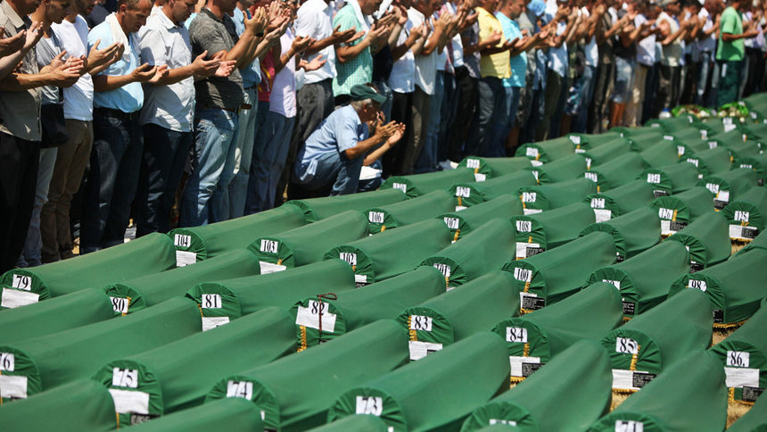 Босненски мюсюлмани се молят край ковчезите, които ще бъдат погребани в Мемориалния център Потокари