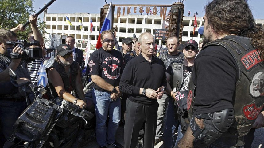 Путин спокойно си побъбри с руските рокери, докато домакинът му - президентът на Украйна Виктор Янукович нервно го чакаше