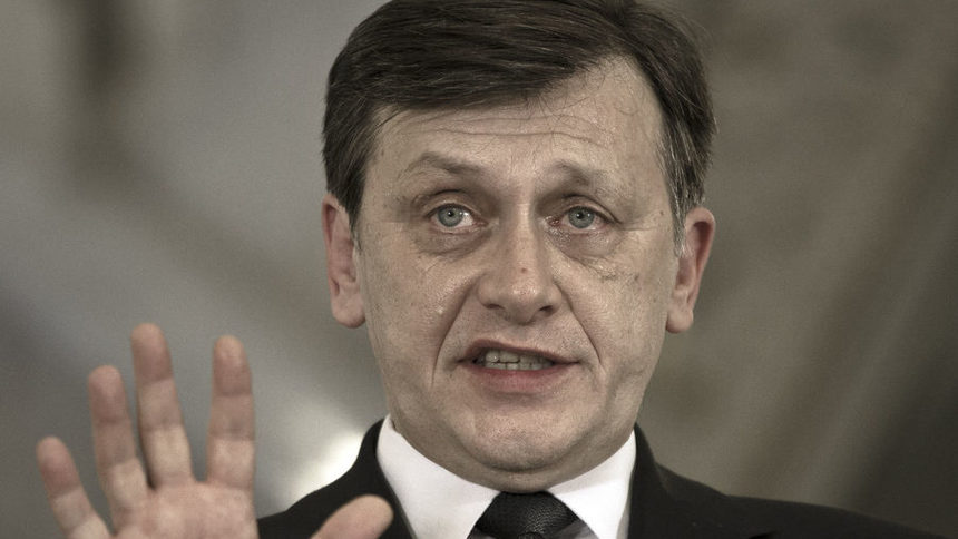 Крин Антонеску изпълняваше длъжността президент по време на неуспешната процедура за отстраняването на Траян Бъсеску.