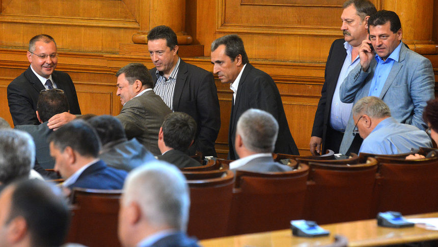 Депутатите разискваха по петия вот на недоверие срещу правителството на Бойко Борисов, внесен от БСП, ДПС и независими за "провала на правителството в областта на правосъдието и вътрешните работи".