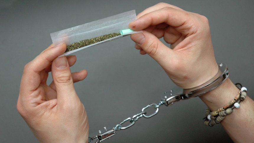 Надзирател бе задържан за разпространение на марихуана в софийския затвор