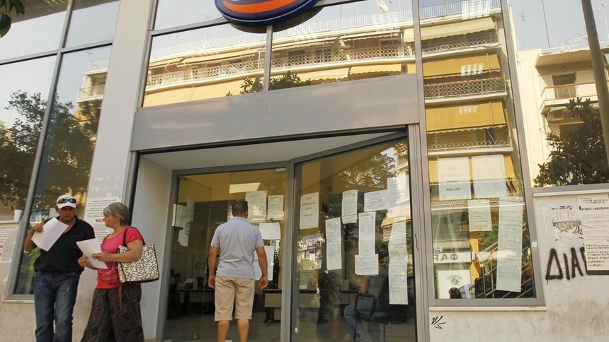 Пред бюрото за безработни в Атина