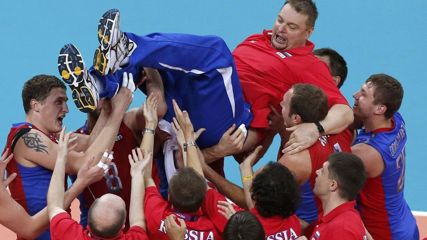 Руските волейболисти вдигат треньора Алекно във въздуха след победата над Бразилия