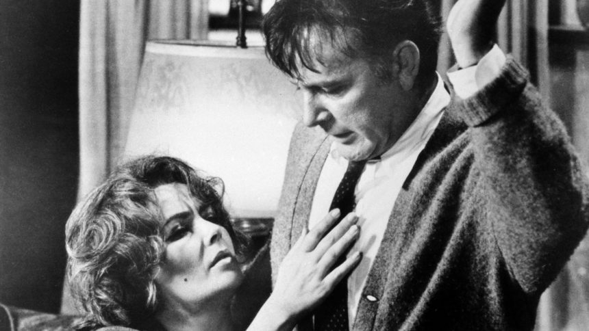 Елизабет Тейлър и Ричард Бъртън в кадър от филма с тяхно участие "Кой се страхува от Вирджия Улф?". Отношенията между героите им често са смятани за показателни за настроенията между двамата в реалния живот.