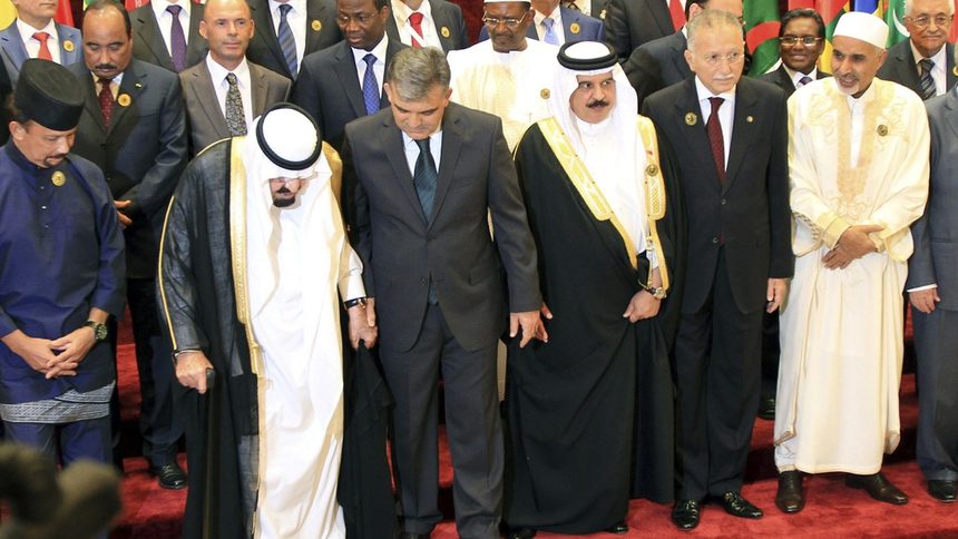 Отляво надясно: султанът на Бруней Хасанал Болкиах, кралят на Саудитска Арабия Абдула, президентът на Турция Абдула Гюл, кралят на Бахрейн Хамад бин Иса ал Халифа и генералният секретар на ОИС Екмеледин Ихсаноглу по време на официалната фотосесия на срещата на върха в Мека