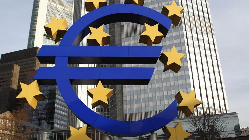 Според Bundesbank и някои политици в Берлин изкупуването на облигации от държави превишава мандата на ЕЦБ и намалява стимулите на отделните страни да проведат реформи.