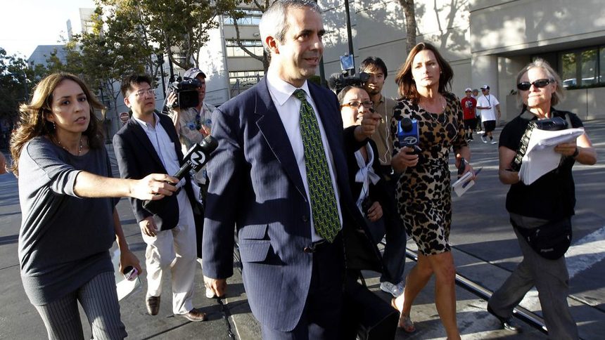 Адвокатът на Samsung Кевин Джонсън напуска съда в Сан Хосе след като съдебните заседатели решиха южнокорейската компания да заплати 1.05 млрд. долара щети на Apple