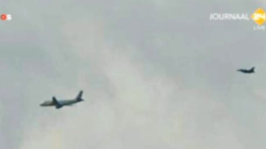 Пътнически самолет е обкръжен от командоси на летището в Амстердам (обновена)