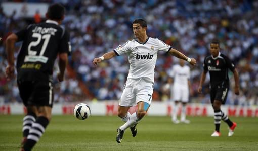 Голмайсторът на "Реал" (М) за миналия сезон Кристиано Роналдо отбеляза два гола за 3:0 срещу "Гранада"<br />
