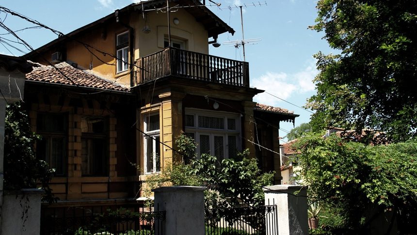 В тази къща, намираща се в Стария град - Пловдив, в началото на 80-те години, е заснет епизод от филма "Капитан Петко войвода", по едноименния исторически роман на Николай Хайтов. http://www.youtube.com/watch?v=GTlqzNG3uaA&feature=plcp
