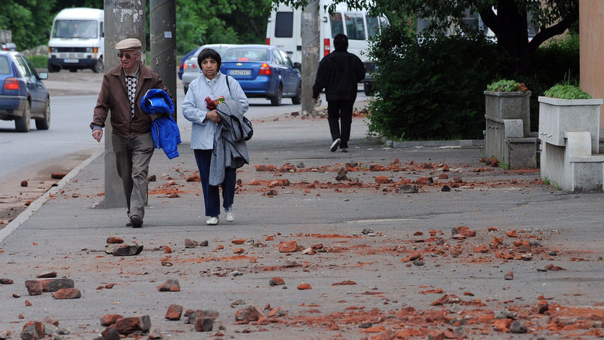 Падналите комини в Перник на сутринта след земетресението