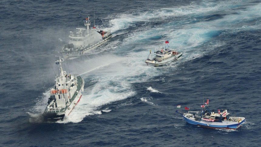 Морска битка с използване на водни струи се завърза днес близо до островите Сенкаку в края на минали септември