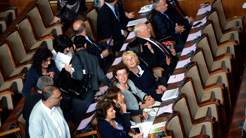 Част от номинираните за членове на ВСС от парламента в пленарната зала на 11 септември, малко преди да бъдат изслушани.