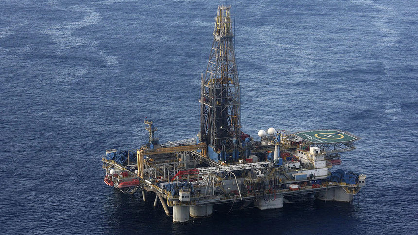 Платформа на американската компания Noble Energy, наета от правителството на Република Кипър да проучва водите около острова и открила голямо находище на природен газ на 185 южно от брега