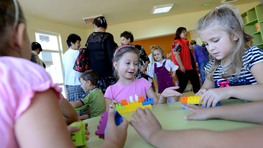 Директорите на забавачките в София ще могат да отписват деца, които си "пазят" мястото