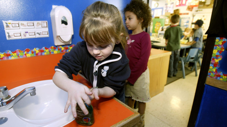 Близо три четвърти от децата не си мият ръцете преди ядене