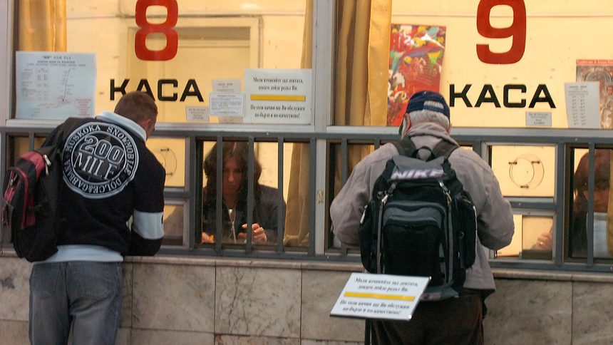 Чакането по опашки за билет може да бъде избегнато, ако системата с sms се окаже успешна.