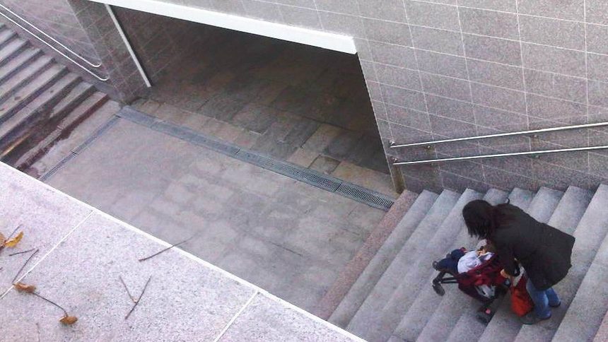 Гледка далеч неподходяща за метростанция с име "Европейски Съюз"... И съм убеден, че няма как няколкото метра винкел за рампа да оскъпят проекта... Просто мааалко мисъл трябва!<br />
<br />
(и ако някой все пак реши, че има смисъл от рампа по стълбите, нека провери добре на каква ширина да се сложи винкела, че да не си остане неизползваема!)